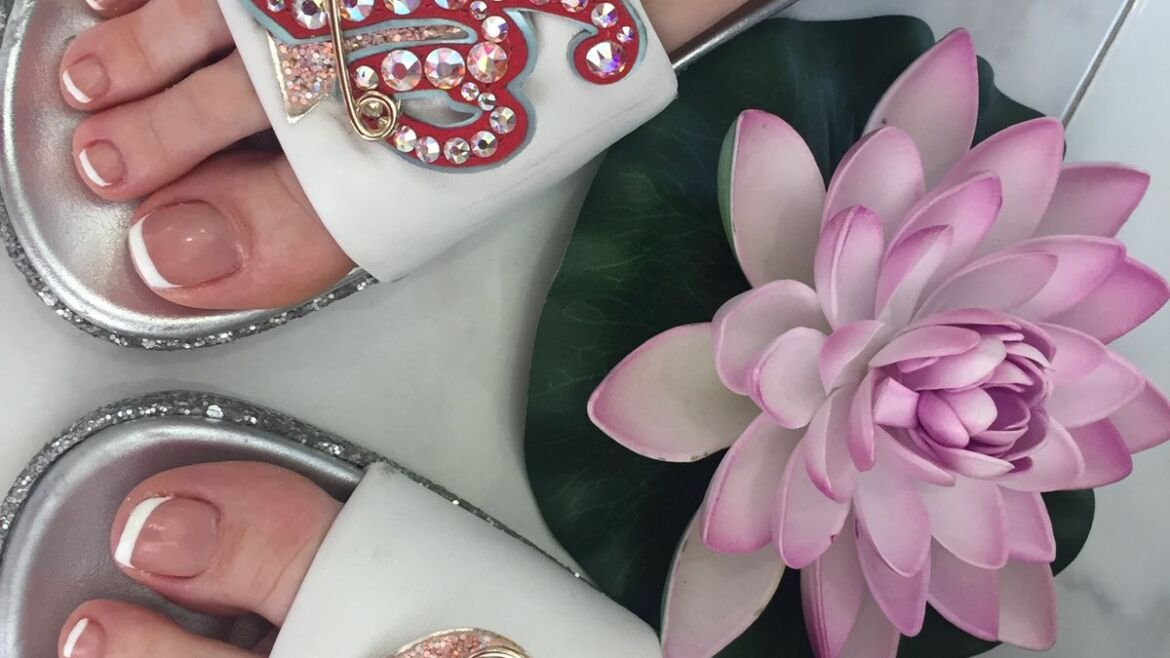 Estetski pedikir sa običnim lakom