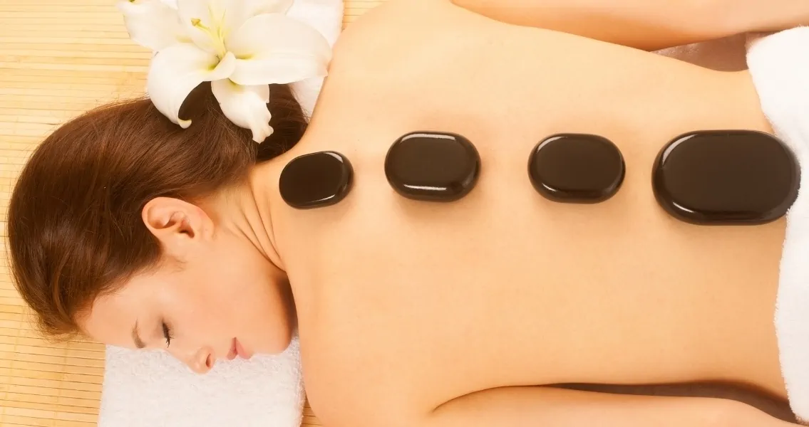 Masaža vulkanskim kamenjem i toplim uljem