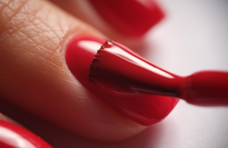 Manikir sa običnim lakom